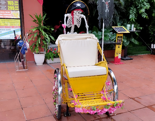 Sub_title: 雨上がりの街をブラブラ| tag : ニャチャン 街歩き,ニャチャン ビーチ 場所,ニャチャン 観光,ニャチャン 行き方,| 画像説明 : _雨上がりの街をブラブラ_完全に晴れたとは言えないが、_外を歩くには問題なさそうだったので、街へ出てみることにした_レストランの前には、骸骨が自転車を漕いでいる不思議なオブジェ