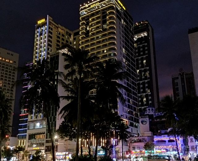 Sub_title: Queen Ann Nha Trang Hotel| tag : ニャチャン 街歩き,ニャチャン ビーチ 場所,ニャチャン 観光,ニャチャン 行き方,| 画像説明 : _Queen Ann Nha Trang Hotel_このホテルを選んだのはプライベートビーチがあるという理由でした_ビーチパラソルの下で、ビーチチェアに横になりながら、ぼんやりとニャチャンの海を眺める_それは、今回の旅でいちばん楽しみにしていた時間です