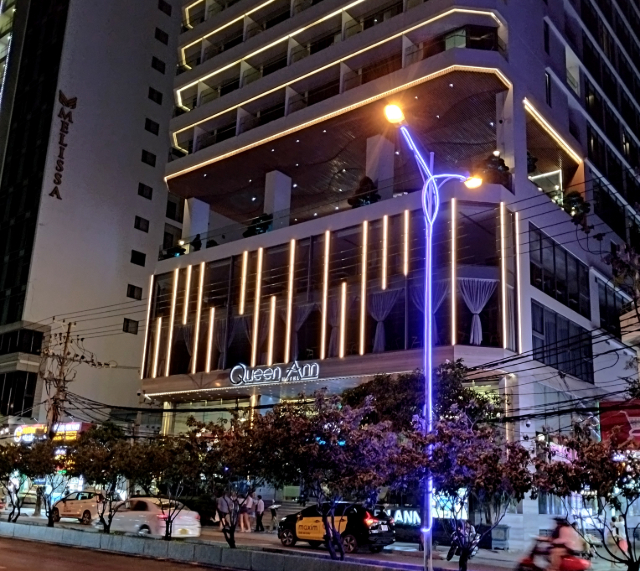 Sub_title: Queen Ann Nha Trang Hotel| tag : ニャチャン 街歩き,ニャチャン ビーチ 場所,ニャチャン 観光,ニャチャン 行き方,| 画像説明 : _Queen Ann Nha Trang Hotel_実際に海側から見上げると、建物の存在感はかなりのものです