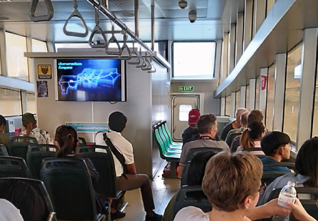 Sub_title: TSB タイスマイルボートに乗船| tag : | 画像説明 : _TSB タイスマイルボートに乗船_オレンジラインは午前10時からの運航とのことで、今回は予定変更_「TSBはチャオプラヤー川を走る100%電動ボート」と言うだけあって_動きが滑らかで川面を滑るような感じで走ります