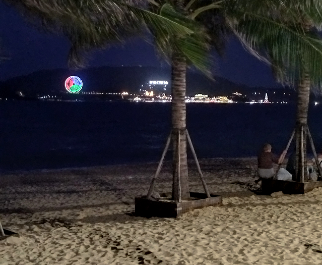 Sub_title: Queen Ann Nha Trang Hotel| tag : ニャチャン 街歩き,ニャチャン ビーチ 場所,ニャチャン 観光,ニャチャン 行き方,| 画像説明 : _Queen Ann Nha Trang Hotel_ビエンチャン、チェンマイ、ホーチミン、ダラットと回ってきた今回の旅の中で、_なぜかこのニャチャンの夕暮れが、いちばん強く印象に残っています