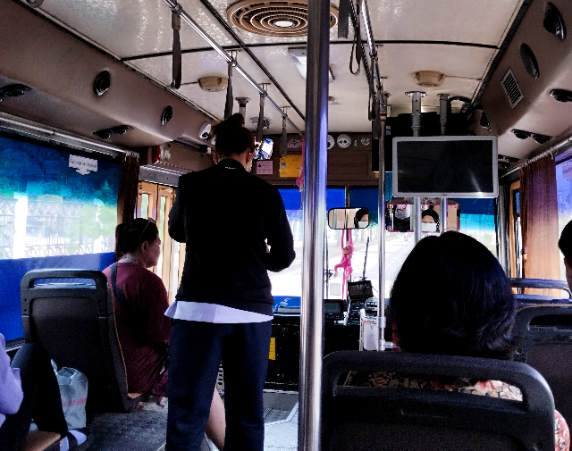 Sub_title: バスが来ない?グラブタクシーという選択肢| tag : | 画像説明 : _バスが来ない?グラブタクシーという選択肢_N30(ノンタブリー)で下船後は、クレット島方面へ向かいます_バス停で待ちますが、なかなか来ない……_今回乗車したのは 32番バス_料金は 1人17バーツ。ローカル価格でした_エアコンの効いた車内ですが、観光客よりも地元の人が多く日常の足という雰囲気です