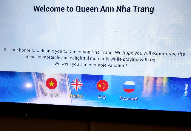 Sub_title: 部屋で過ごす、静かな時間| tag : ニャチャン 街歩き,ニャチャン ビーチ 場所,ニャチャン 観光,ニャチャン 行き方,| 画像説明 : _部屋で過ごす、静かな時間_部屋にはkazuの名前とともにようこそ!の文字_でも日本語の選択がないのはやや残念な気持ちはします