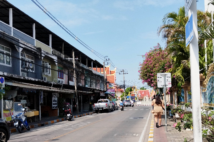 Sub_title: バスを降りて渡し船のりばへ| tag : | 画像説明 : _バスを降りて渡し船のりばへ_あれ?と思い、いったん戻ることに。^^;_実際の渡し船のりばへ向かう道は、バス停そばの少し細い路地でした_観光地のような分かりやすい案内はなく、地元の生活道路といった雰囲気_路地を抜けて渡し船のりばへ向かう道へと続きます