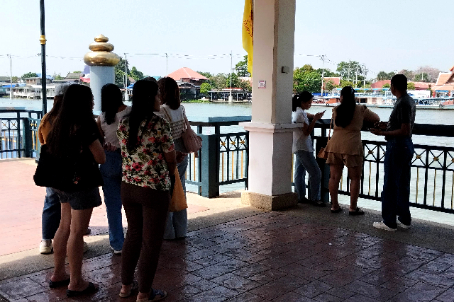 Sub_title: 渡し船でクレット島へ| tag : | 画像説明 : _渡し船でクレット島へ_外観は「屋根はあるけれど、ほかに何もない」という雰囲気で_ここが渡し船のりばとは思えなかったのが第一印象でした_中に入ってみると、観光客らしい人たちの姿が_“あ、ここなんだな”と少し安心