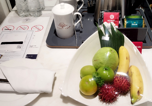 Sub_title: 部屋で過ごす、静かな時間| tag : ニャチャン 街歩き,ニャチャン ビーチ 場所,ニャチャン 観光,ニャチャン 行き方,| 画像説明 : _部屋で過ごす、静かな時間_テーブルにはウェルカムフルーツが用意されていました_移動を終え、ひと息つくにはちょうどいいタイミングです