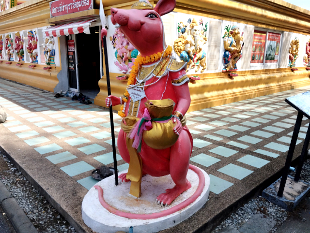 Sub_title: ピンク色に込められた意味| tag : タイ　ガネーシャ、ピンクガネーシャ、行き方、バス、電車、ツアー、置物、お土産、ネズミ、なぜ| 画像説明 : _ピンク色に込められた意味_タイでは ピンクは愛情・やさしさ・調和・成功運 を象徴する色とされています_ガネーシャは 障害を取り除く神_そこに“愛と成功”の象徴であるピンクを重ねることで願いがスムーズに叶うように！という意味が込められているのですね_これは、ただのフォトスポットではなく願いを預けに行く場所_だからこそ、多くのタイ人が今日も足を運ぶのです