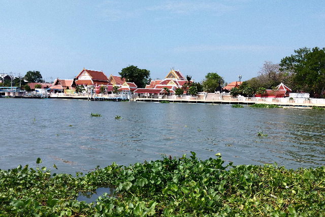 Sub_title: 渡し船でクレット島へ| tag : | 画像説明 : _渡し船でクレット島へ_川面の向こうには、お菓子の島、クレット島が見えています